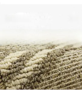 Vista macro detallada de las fibras y la textura de la alfombra de bucle crema y marrón