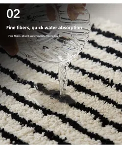 Detalle de absorción rápida de agua en la alfombra de baño de microfibra de rayas blancas y negras