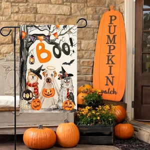 Bandiera da giardino di Halloween con cani e zucche su una terrazza in pietra rustica