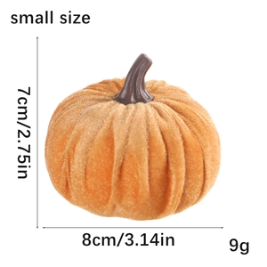 Dettaglio piccola zucca decorativa in velluto arancione con dimensioni di 8cm