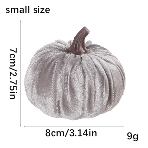 Dettaglio della piccola zucca in velluto grigio con misure di 8 cm e altezza di 7 cm