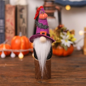 Λούτρινος νάνος Halloween με μωβ καπέλο, λεπτομέρειες νυχτερίδας και ξύλινη βάση