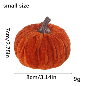 Dettaglio zucca decorativa in velluto con misure 8x7cm e peso 9g per decoro autunnale
