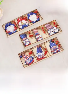 Dettaglio di gnomi in legno per il Giorno dell'Indipendenza con motivi a stelle USA