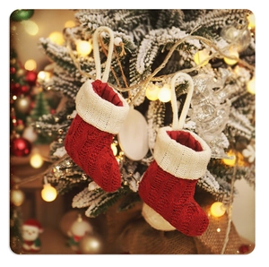 Dettaglio mini calze di Natale in maglia rosse e bianche con cordino per decorazione