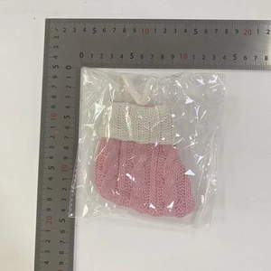 Misura dettagliata di una calza di Natale in maglia rosa e bianca come sacchetto regalo
