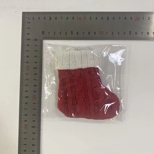 Mini calza di Natale in maglia rossa con motivo a trecce e asola per le posate