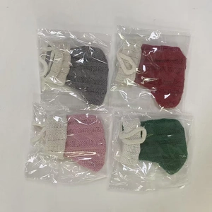 Dettaglio di cappelli di Natale in maglia a righe confezionati con trecce