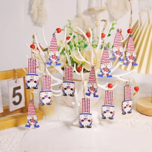 Ornamenti patriottici di gnomi in legno del 4 luglio con stelle e strisce su gancio bianco