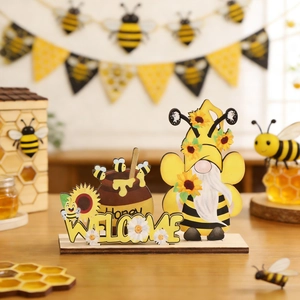 Dettaglio gnomo ape in legno con girasole e barattolo di miele su base Welcome