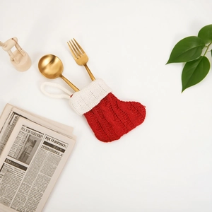 Portaposate a calza di Natale in maglia rossa e bianca con set di cucchiaio e forchetta oro