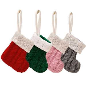 Set calze natalizie in maglia a trecce nei colori rosso, verde, rosa e grigio