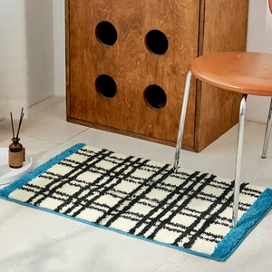 Dikke Bauhaus pluche badmat met crème basis, blauw ruitpatroon en antislip onderzijde