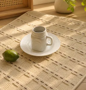 Detail der beigen Küchenmatte aus Schlingenflor mit braunem Gitter und Doppelgewebe