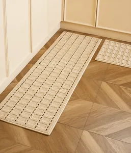 Detail der cremefarbenen doppellagigen Küchenmatte mit braunem Gitter auf Holzfußboden