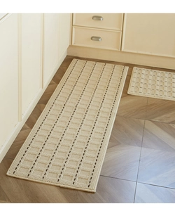 Detail der Küchenmatte im Waffel-Design, Set in Creme mit braunem Karomuster auf Holzboden