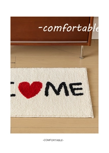 Tapis de bain épais avec motif cœur et texture douce sur un sol en bois