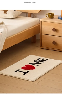 Gros plan du tapis rectangulaire moelleux avec texte I Love Me et un coeur rouge