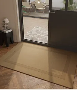 Κοντινό πλάνο καφέ χαλάκι πόρτας με ορθογώνιο πλαίσιο σε ξύλινο δάπεδο