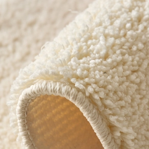 Tapis de bain épais minimaliste en peluche crème douce avec envers antidérapant durable