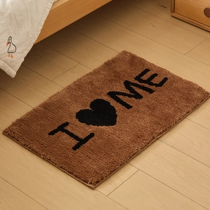 Tapis de bain shaggy marron avec texte I love ME sur sol en bois clair naturel