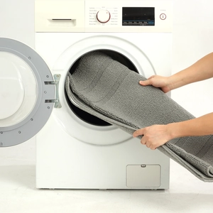 Γκρι ανθεκτικό χαλάκι εισόδου τοποθετείται στο πλυντήριο για εύκολο και γρήγορο καθαρισμό