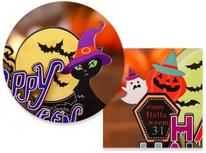 Nahaufnahme von Halloween-Deko-Schildern mit schwarzer Katze, Kürbis und Geisterfiguren