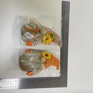 Dettaglio di gnomi del raccolto con cappelli a maglia e metro a nastro per dimensioni