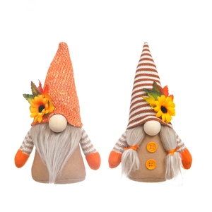 Gnomi del raccolto autunnale con girasoli, cappelli arancioni e decorazioni in peluche