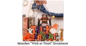 Dettaglio della targa in legno Trick or Treat per Halloween con gnomo e decorazioni