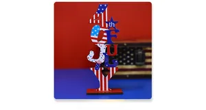Détail d'une décoration en bois du 4 juillet avec des motifs d'étoiles et de rayures US