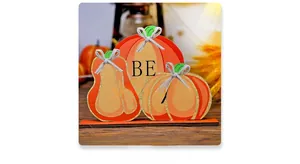 Dettaglio decorazione di zucca in legno con bordi glitter oro e scritta Be Thankful