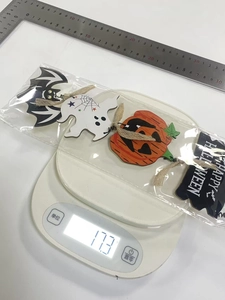 Detailed view of Halloween wood ornaments showing weight 17.3g and size measurement