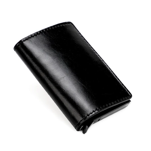 Detail eines schwarzen RFID-Kartenhalters aus Leder mit Metallknopf und feiner Naht