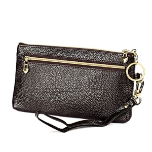 Dettaglio della pochette in pelle marrone con cerniera a cuore dorata e anello portachiavi