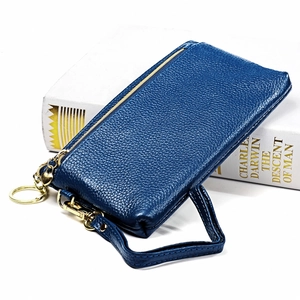 Dettaglio del portafoglio in pelle blu navy a grana litchi con cerniera dorata e cuore