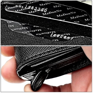 Detail des RFID-Kartenhalters mit Saffiano-Lederstruktur und automatischem Auswurf