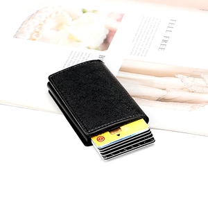 Schlankes schwarzes RFID-Alu-Kartenetui mit Saffiano-Leder auf Magazin-Hintergrund