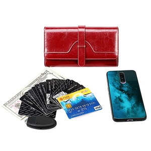 Détail du grand portefeuille RFID rouge montrant le rangement pour cartes et téléphone