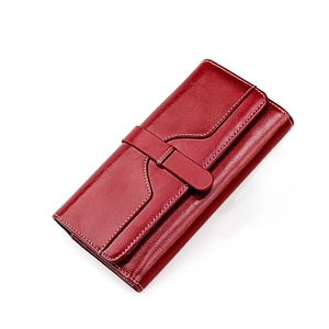 Détail du portefeuille RFID en cuir rouge foncé avec surpiqûres blanches et boucle métal