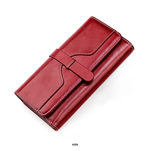 Vue latérale du long portefeuille bordeaux avec texture litchi et surpiqûres blanches