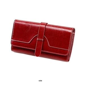 Vue latérale d'un grand portefeuille en cuir rouge foncé avec surpiqûres blanches