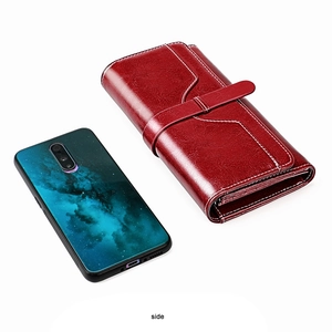 Vue latérale du portefeuille cuir rouge avec RFID et téléphone pour échelle de taille
