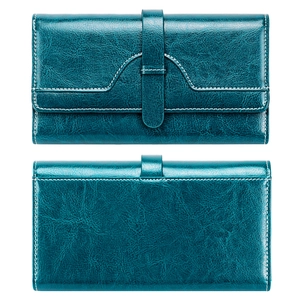 Détail du portefeuille en cuir sarcelle avec surpiqûres blanches et boucle de fermeture