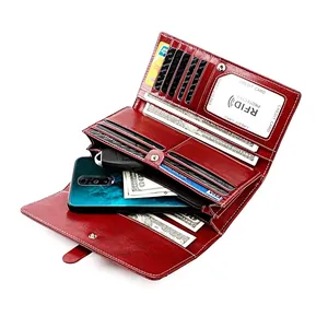 Vue détaillée de l'intérieur d'un portefeuille RFID avec fentes pour cartes