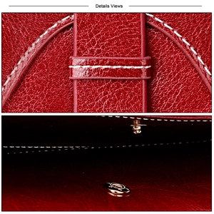 Détail du portefeuille en cuir rouge avec surpiqûres blanches et fermoir magnétique doré