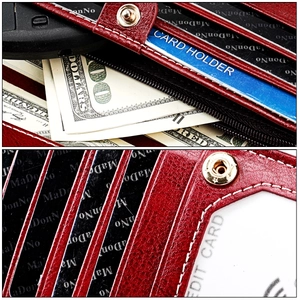 Détails de l'intérieur d'un portefeuille en cuir rouge avec fentes pour cartes et bouton