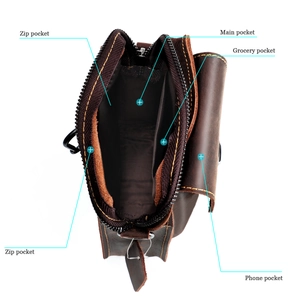 Vista interna della borsa in pelle con scomparto principale e tasche con cerniera