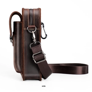 Vista laterale del marsupio vintage in pelle crazy horse con cerniera robusta e anello a D
