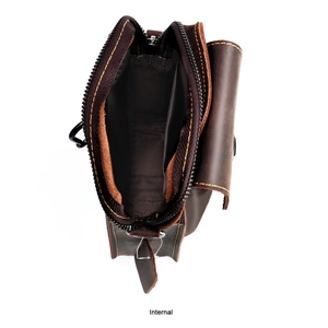 Dettaglio dello scomparto interno e della tasca con zip della borsa vintage in pelle